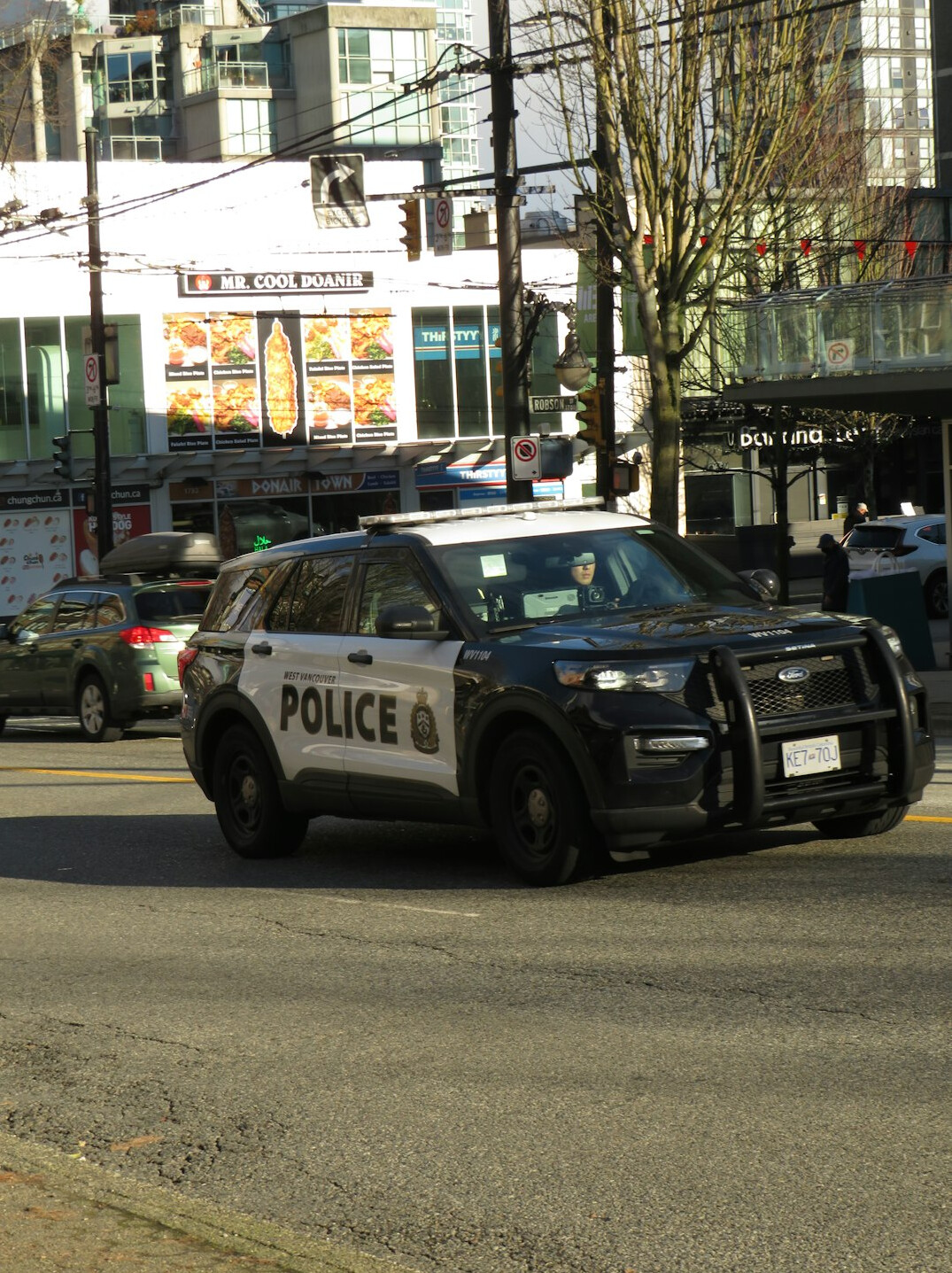 police arresting shoplifters
