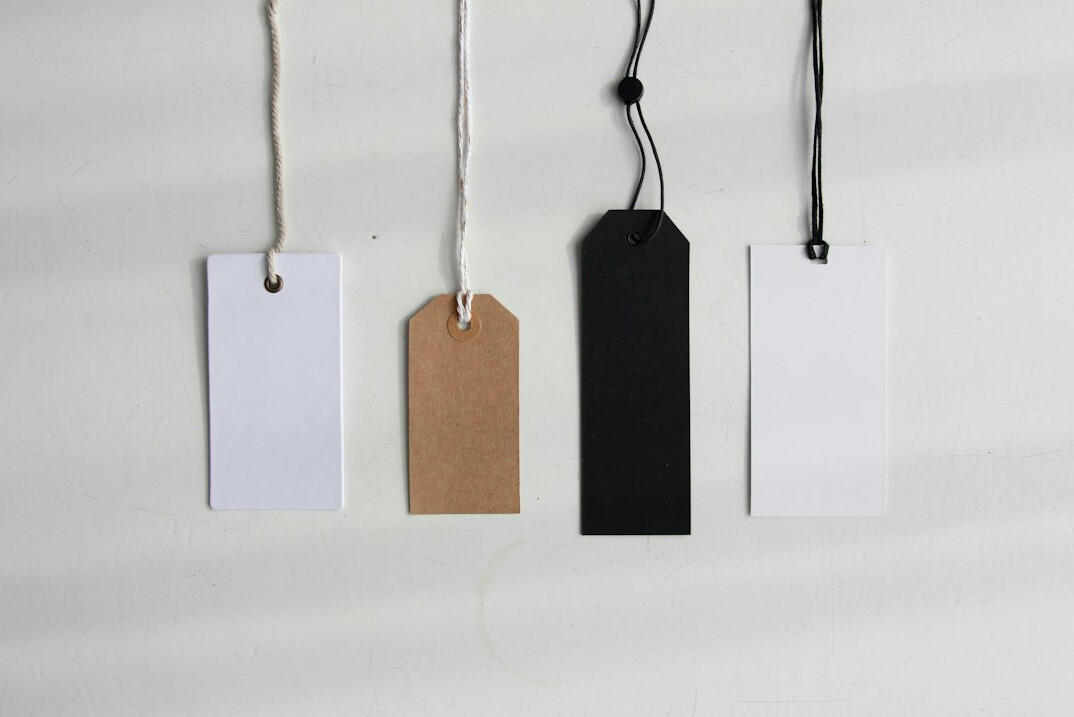 thief switching price tags
